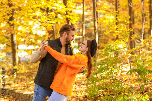Young fashionable couple da...