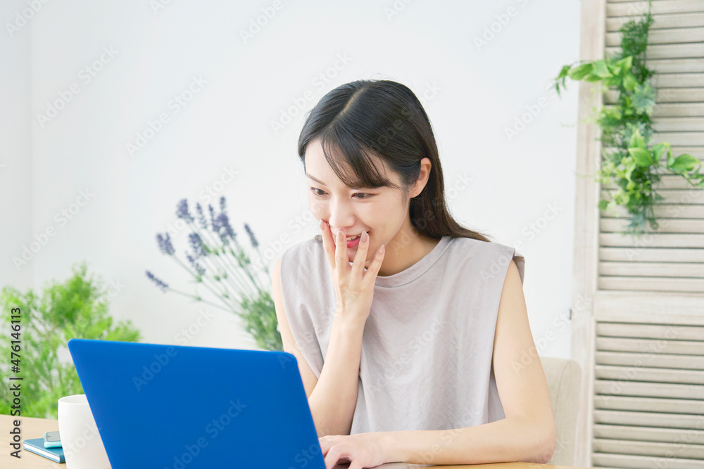 女性 パソコン リビング 嬉しい 女性 パソコン リビング 嬉しい