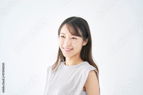 女性 ポートレート 笑顔 白背景