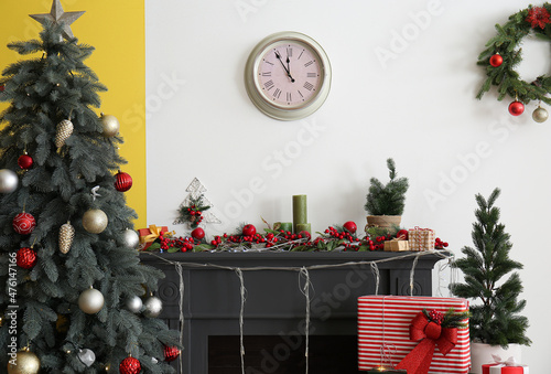 Billede på lærred Stylish decorated fireplace and Christmas tree in living room
