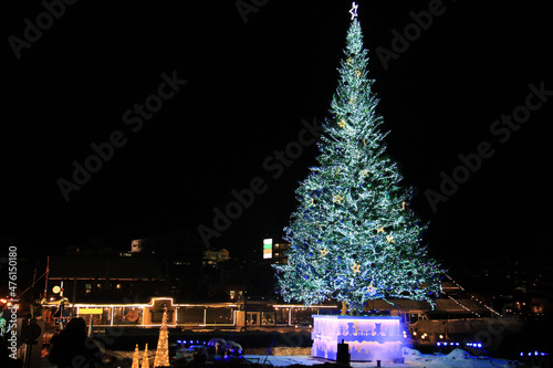 海上に浮かぶクリスマスツリー　函館
