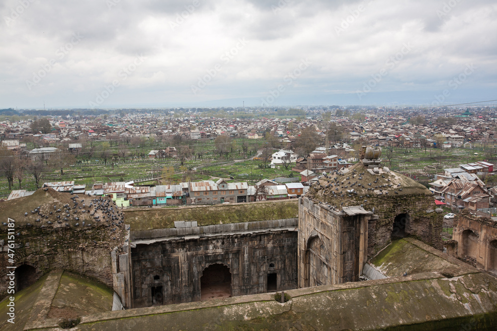 Obraz premium Srinagar old city, is the summer capital of Jammu and Kashmir It lies in the Kashmir Valley on the banks of the Jhelum River