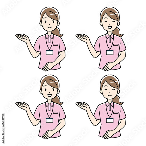 笑顔で案内するポロシャツの女性（カラー）