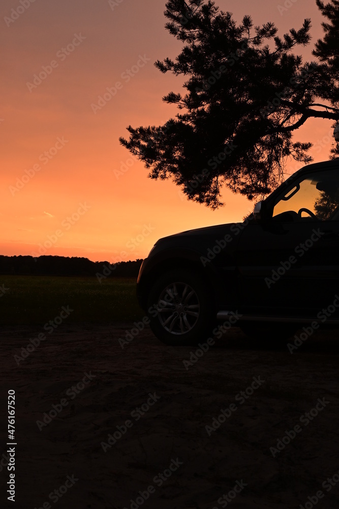 Geländewagen im Sonnenuntergang als Silhouette Roadtrip