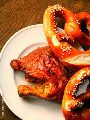 halbes grillhähnchen mit brezen photo