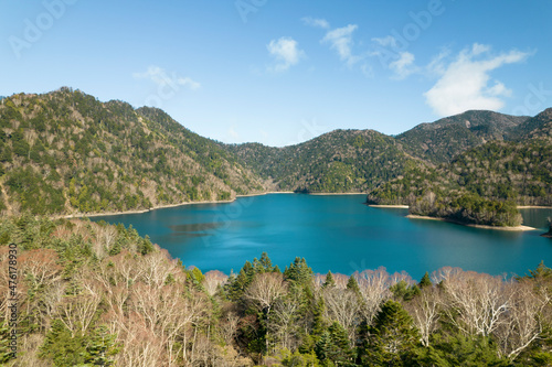 自然林と青い水をたたえた美しい湖 ドローン空撮