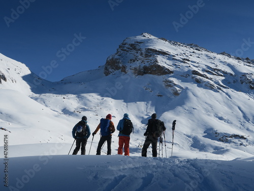 Ski de randonnée alpinisme dans les montagnes des Alpes l'hiver dans la neige avec un groupe de skieurs aguerris © Ourson+