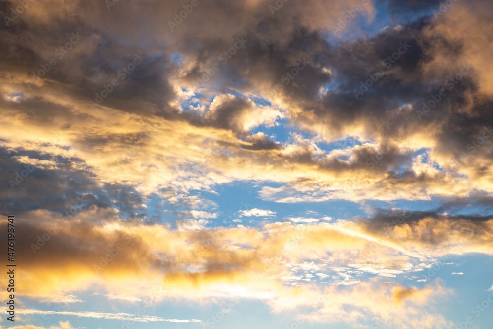 Obraz premium Colorful sky at dawn with dense clouds against a background of blue sky