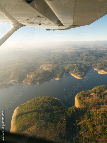 Foto Beautiful aerial view of countryside during sunset from a Plane window Orlik Reservoir on Vltava River is largest hydroelectric dam in Czech Republic
