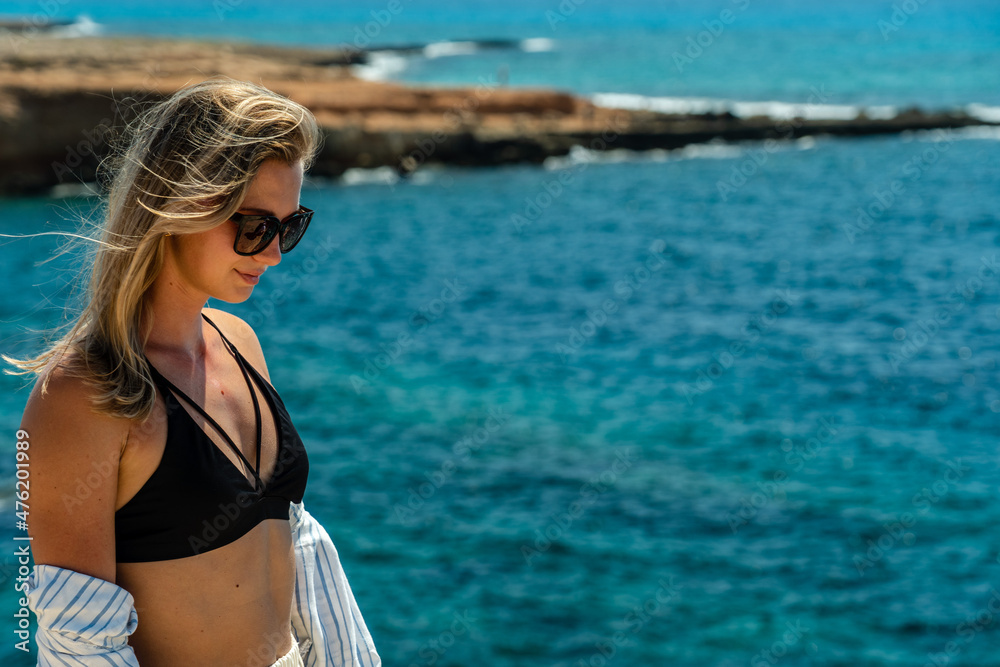 Obraz premium Beautiful blonde woman on sea background