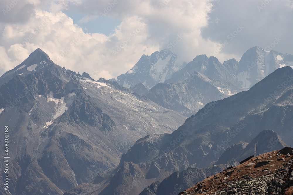 Wildromantische Alpenlandschaft; Blick über den Malojapass auf Monte del Forno (3214m), Monte Disgrazia (3678m), Cima di Vezzeda (3301m) und Cima di Rosso (3366m) 