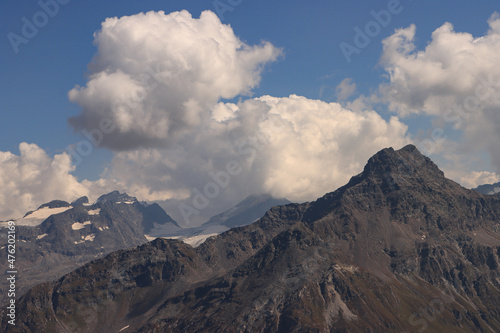 Imposante Alpengipfel; Blick vom Piz Lunghin nach Südosten auf Piz Glüschaint (3594m) und Piz de La Margna (3159m) vorn rechts (Bernina-Alpen)