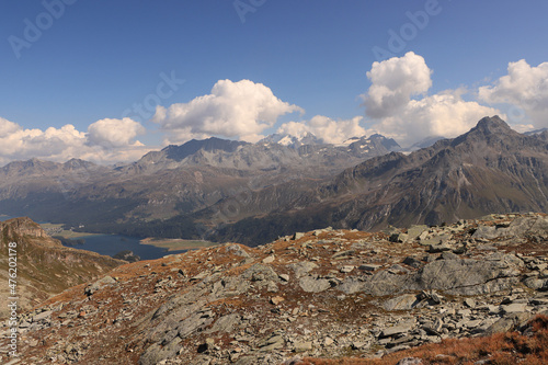 Majestätische Alpenlandschaft; Blick vom Piz lunghin über den Silsersee zur Berninagruppe