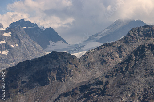 Hochalpine Bergwelt; Blick von Nordwesten auf den Tremoggia Gletscher mit Piz Glüschaint (links) und Piz Tremoggia (rechts)