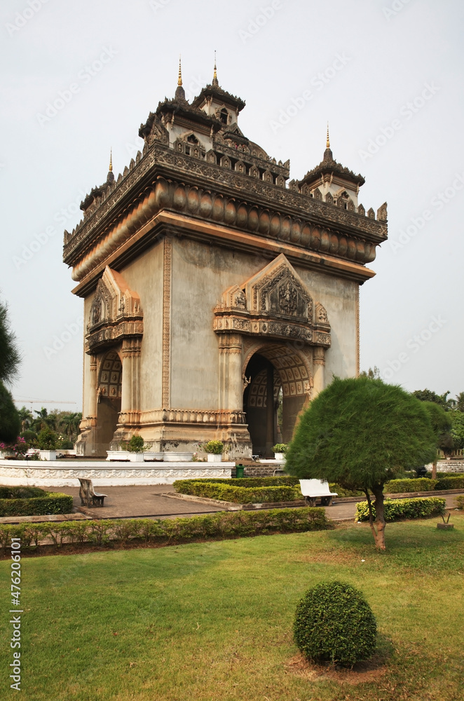 Obraz premium Patuxay (Patuxai) - Monument Aux Morts (Victory Gate) at Patuxay (Patuxai) park in Vientiane. Laos