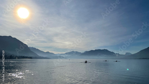 Aviron sur le lac d'Annecy en automne