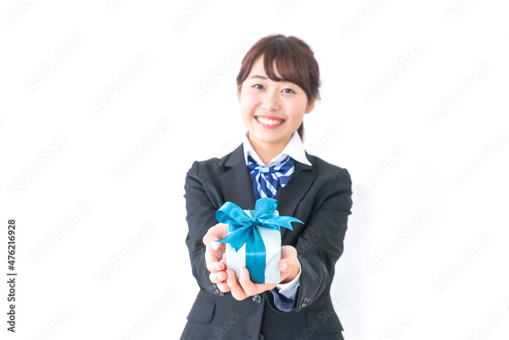 プレゼントを渡す女子高生 プレゼントを渡す女子高生
