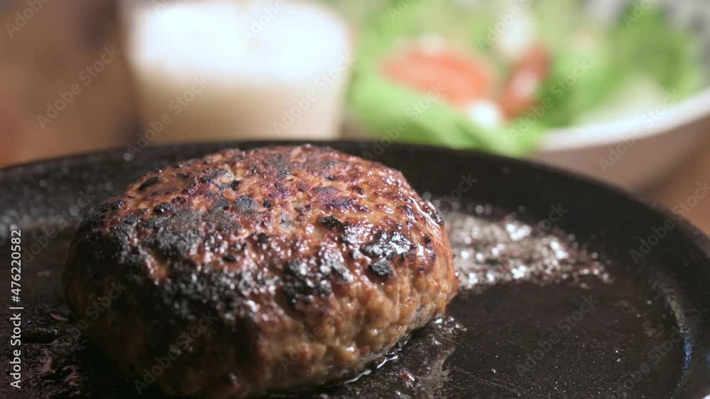 熱した鉄板の上のハンバーグ 熱した鉄板の上のハンバーグ