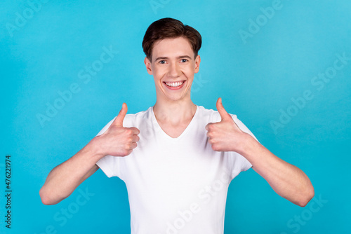 Photo of young cheerful man promoter show thumbs-up advertise approve isolated over blue color background