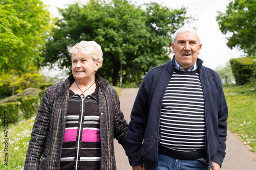 Foto Senior couple walking in the park