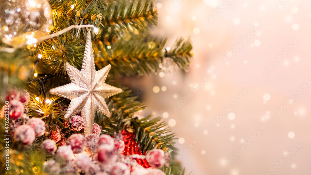Obraz premium Christmas tree with shiny decorations. Fir tree decorated with light bulbs and star for New Year celebration. Banner with copy space.