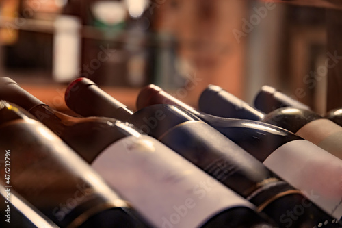 沢山のワインが保管されたワインセラー photo