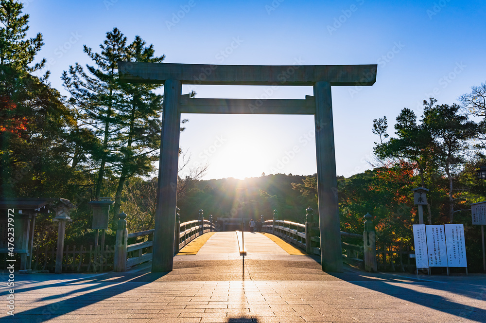 伊勢神宮 内宮 宇治橋鳥居から昇る朝日