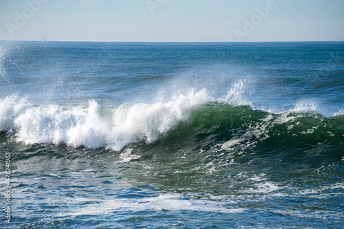 waves crashing on rocks © Viacheslav