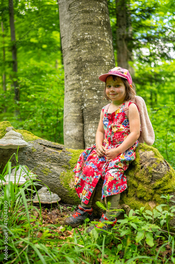 Obraz premium A young girl on the trip to the forest.