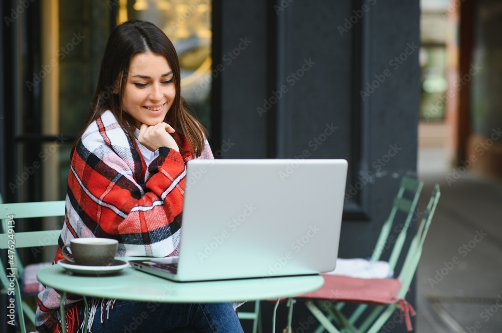 Photo portrait of gorgeous attractive woman working on laptop typing sitting in cafe drinking coffee Photo portrait of gorgeous attractive woman working on laptop typing sitting in cafe drinking coffee