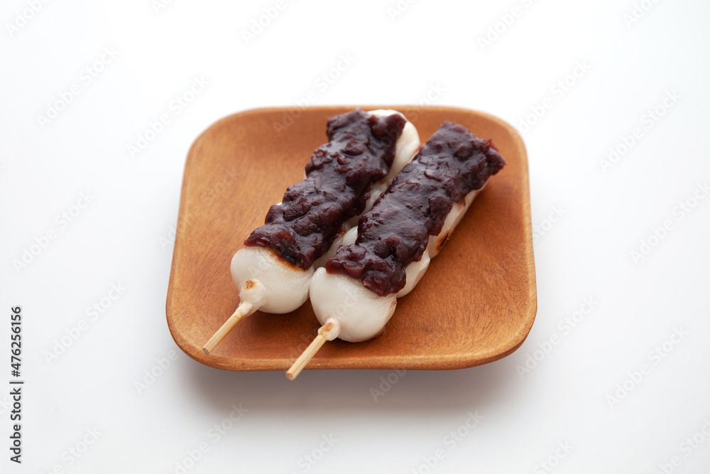 餡子がのった 団子 だんご 和菓子 白背景 Photos | Adobe Stock