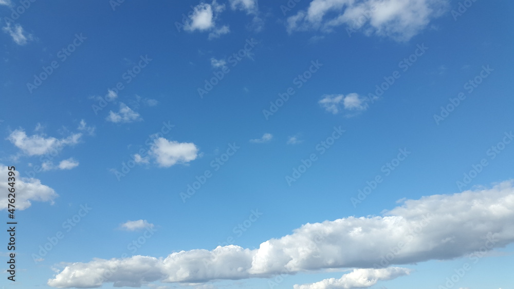 Obraz premium Blue sky with white clouds. Background for postcards