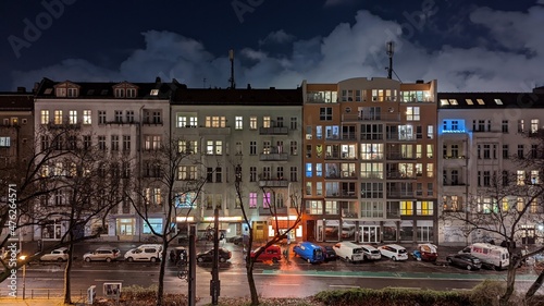 Häuser Silhouette in der Stadt am Abend mit Schienen