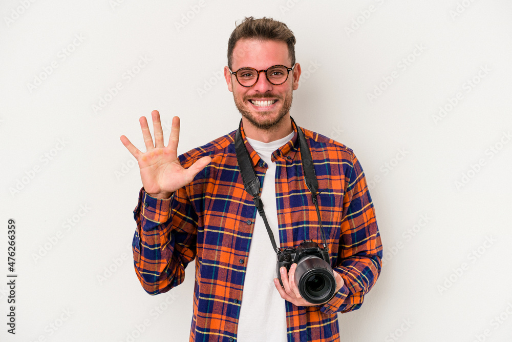 Naklejka premium Young caucasian photograph man isolated on white background smiling cheerful showing number five with fingers.