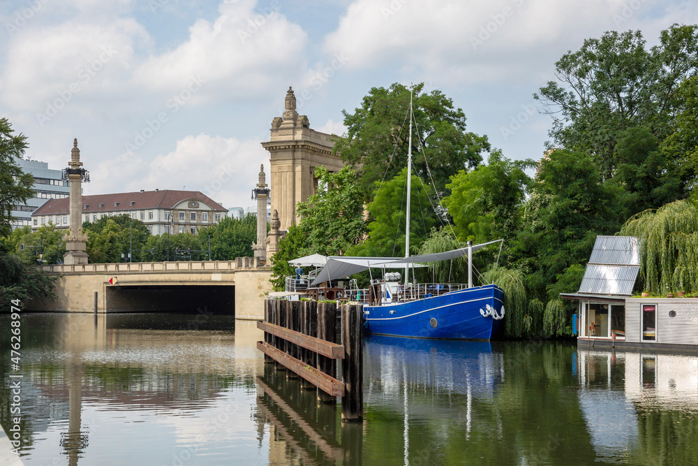 Flusslandschaft in der Stadt mit alter Brücke und Booten
