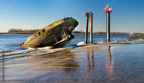 Bild auf Leinwand Wrack Elbufer Hamburg Blankenese Strand
