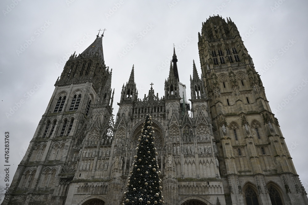 La cathédrale de Rouen avec un sapin de Noël de face.