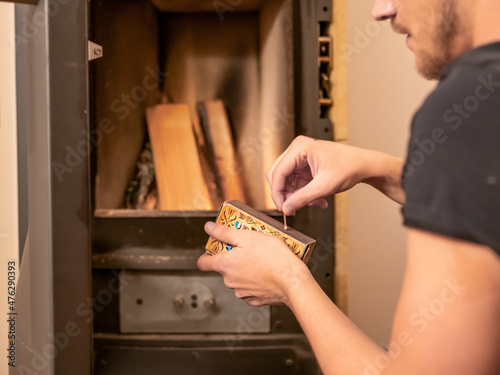 Im Schwedenofen ein Feuer entzünden