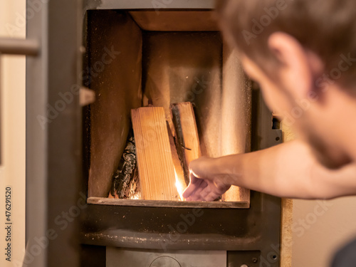 Im Schwedenofen ein Feuer entzünden