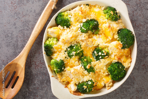 Foto Broccoli Chicken divan is a creamy casserole topped with crispy buttered breadcrumbs close up in the dish on the old table