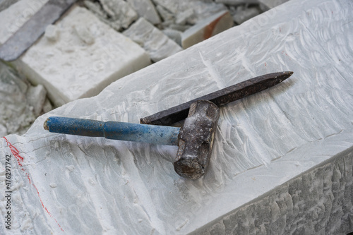 Slika na platnu Sculptor tools on a marble slab, close up