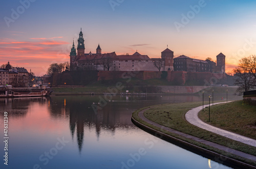Foto Wawel Castle and Wawel cathedral seen from the Vistula boulevards in the morning
