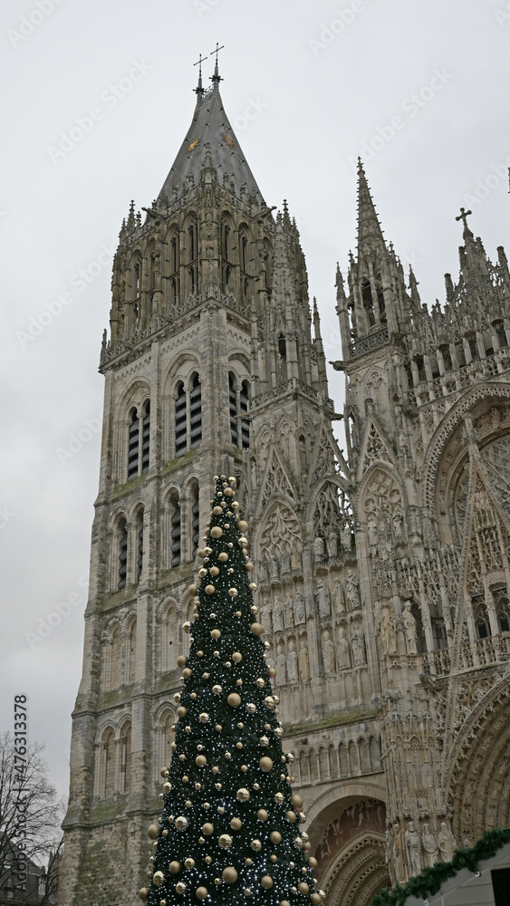 Fototapeta premium Le sapin de Noël devant la cathédrale de Rouen.