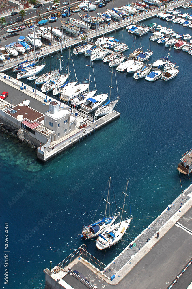 Fotografía aérea del puerto deportivo de Radazul en la isla de Tenerife, Canarias
