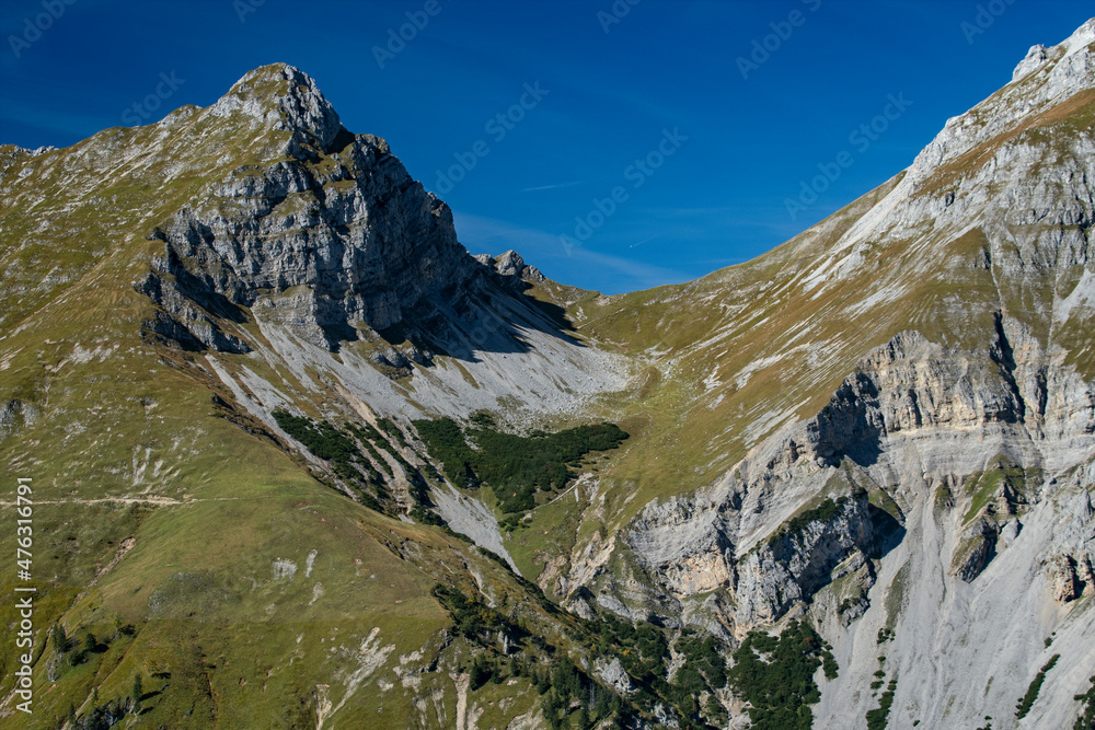 Obraz premium Sommerstimmung in der Morgensonne im Karwendelgebirge in den österreichischen Alpen mit Blick auf das Gumpenjöchl zwischen Gamsjoch und Gumpenspitze