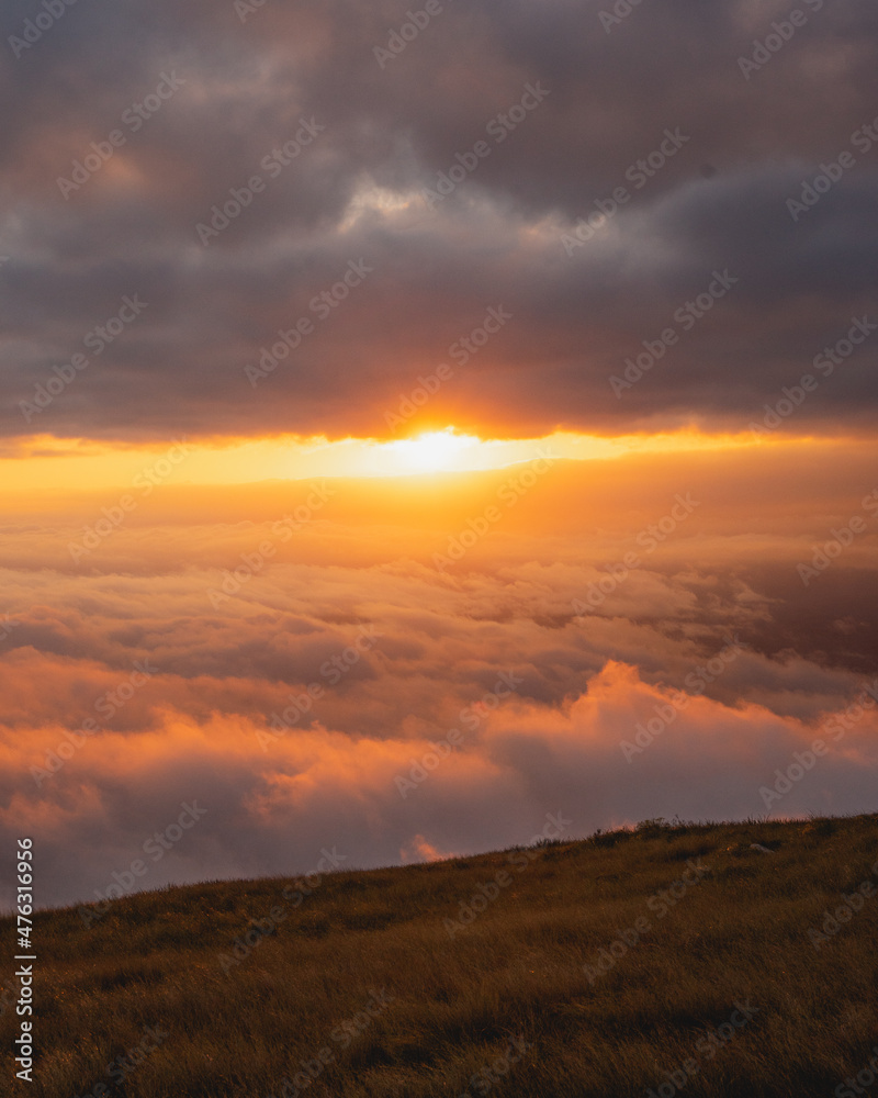 Obraz premium sunset in the mountains with sea of clouds