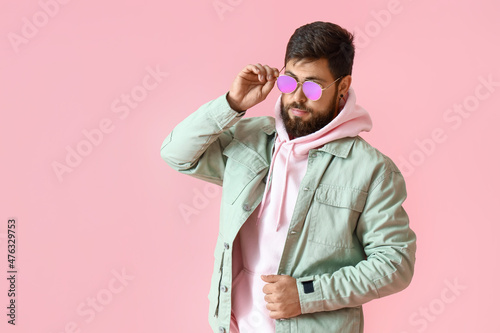 Handsome man in stylish sun...