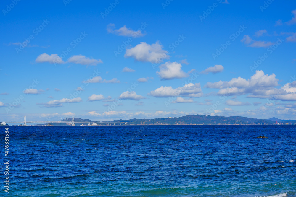 Obraz premium 里浦町の海岸から望む大鳴門橋(徳島県鳴門市)