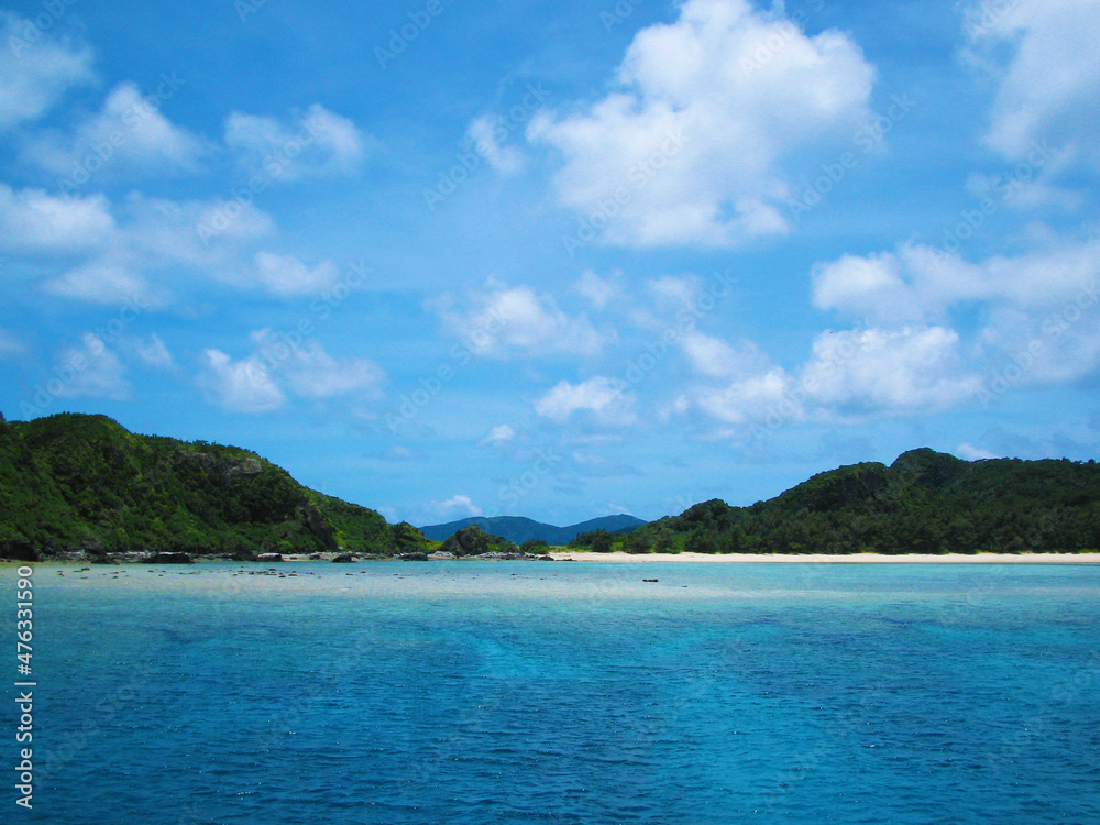 南の島のエメラルドグリーンの海と砂浜の風景