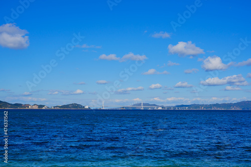 里浦町の海岸から望む大鳴門橋(徳島県鳴門市)